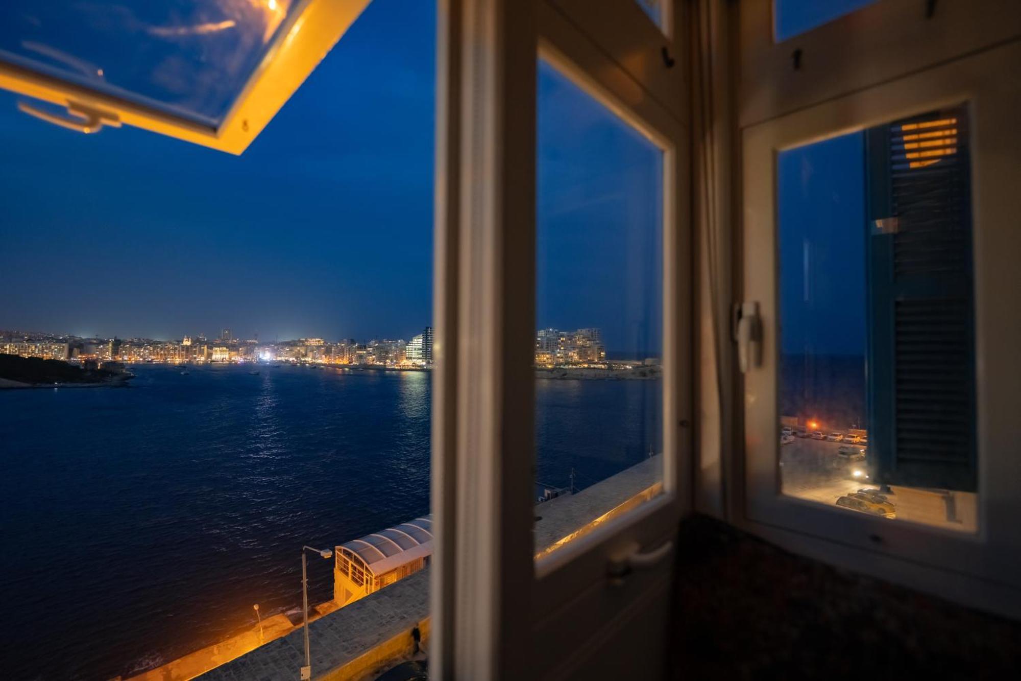 Extraordinary Views In A Holiday Home In Валета Екстериор снимка